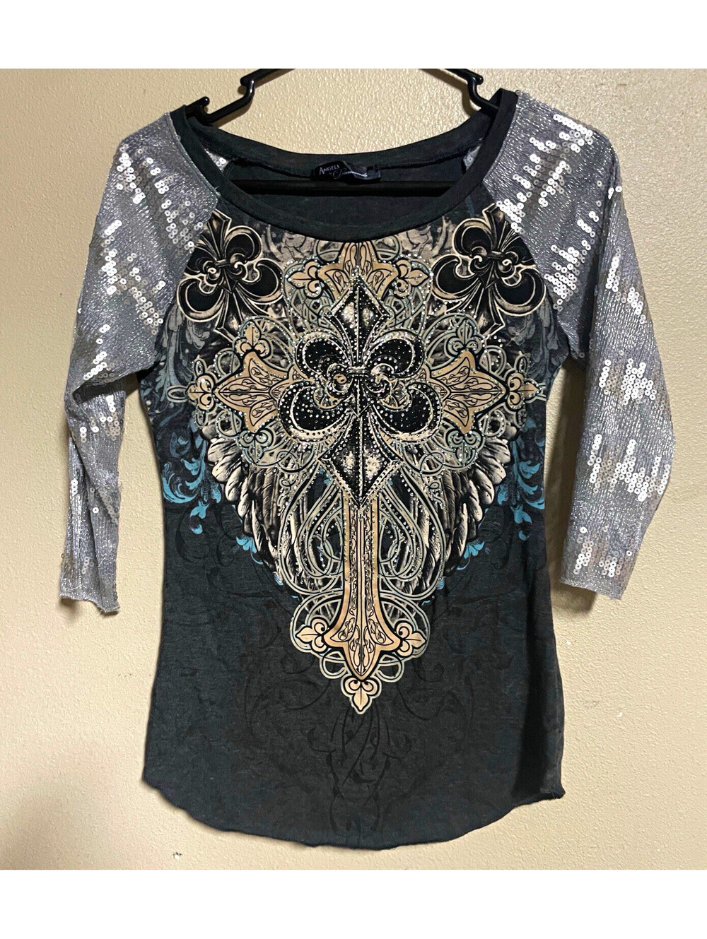 Angels & Diamonds Womens S Gray Sequin Rhinestone Graphic Raglan 3/4 Top